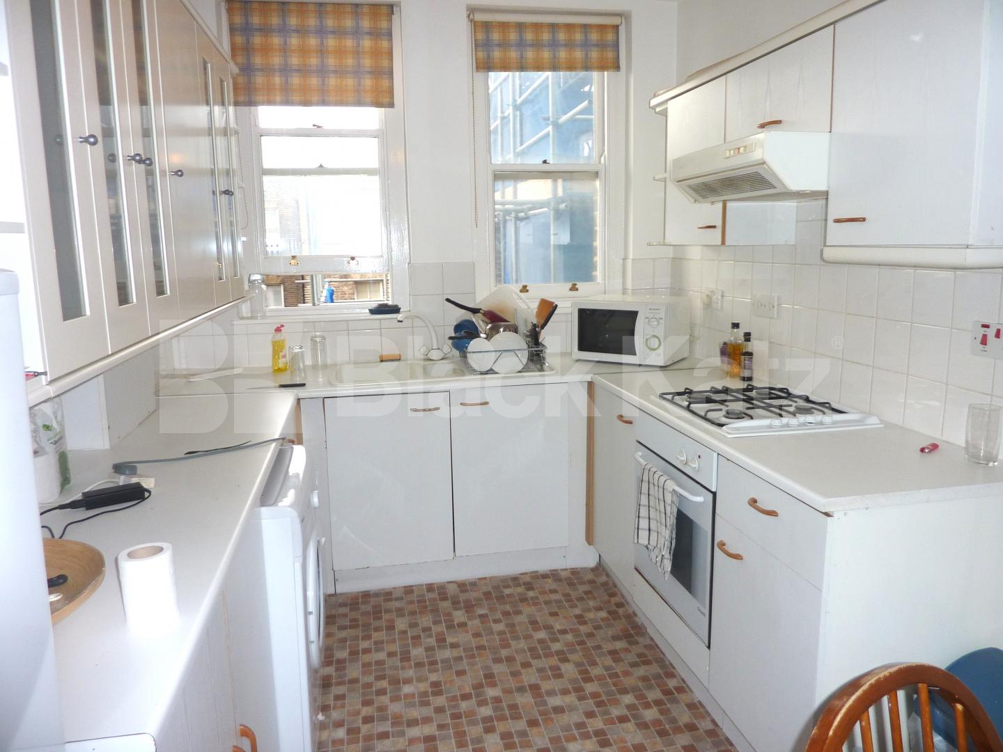 			2 MINUTES TO HYDE PARK, 2 Bedroom, 1 bath, 1 reception Flat			 Queensway, BAYSWATER